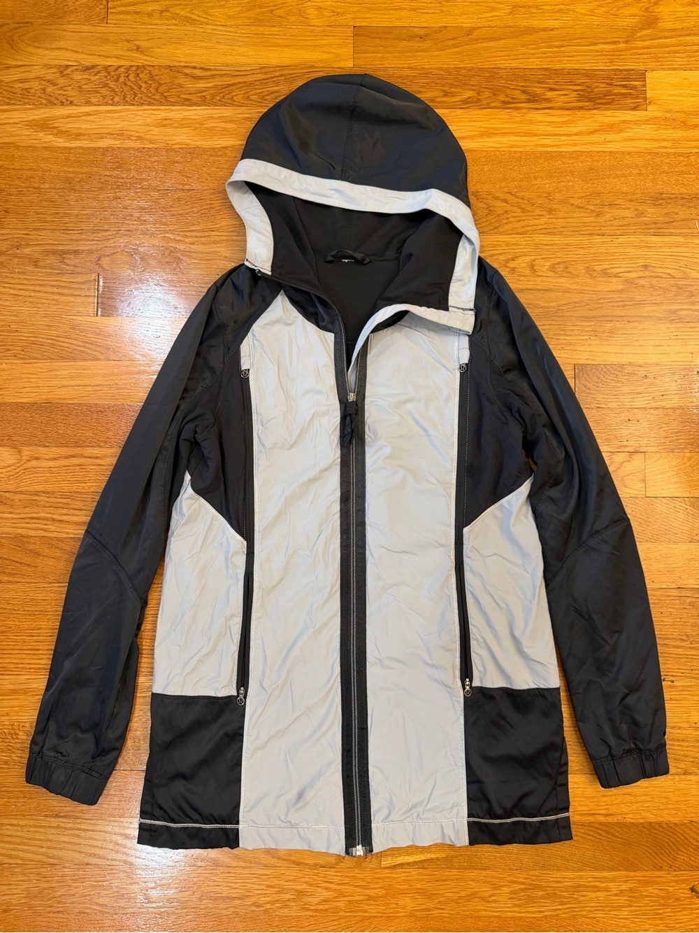 Lululemon Right Round Jacket in Gray/Black - Size 6 Lightweight Hooded Coat
